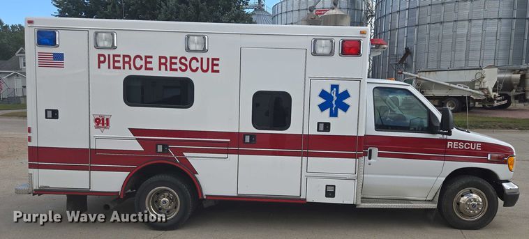 image for item DY1217 2003 Ford E450 ambulance