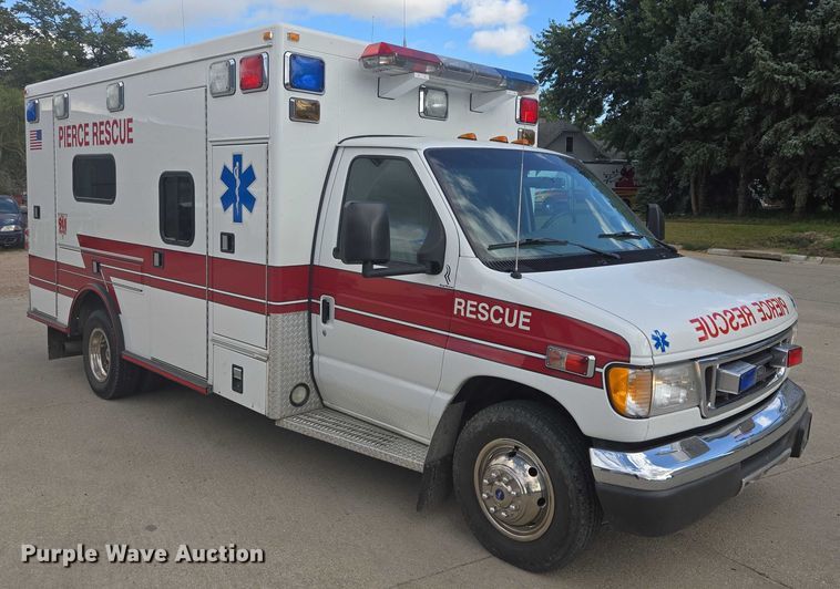 image for item DY1217 2003 Ford E450 ambulance
