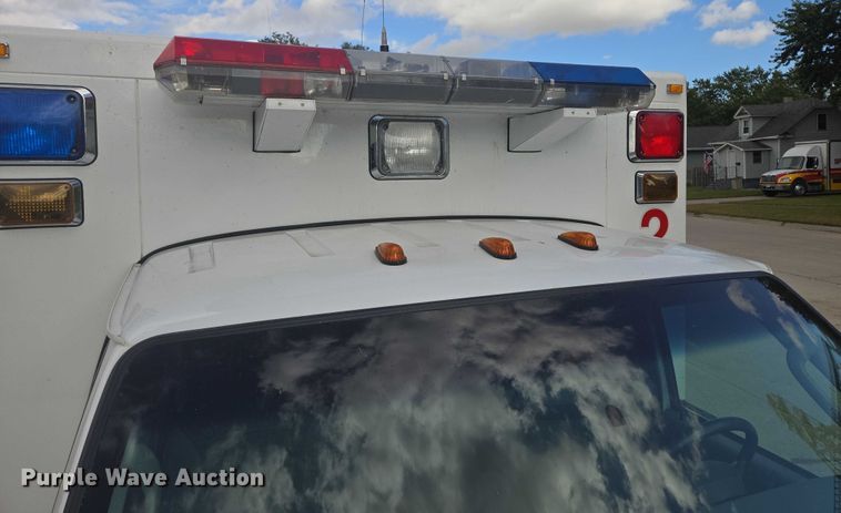 image for item DY1217 2003 Ford E450 ambulance