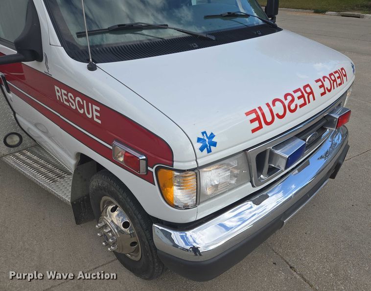 image for item DY1217 2003 Ford E450 ambulance