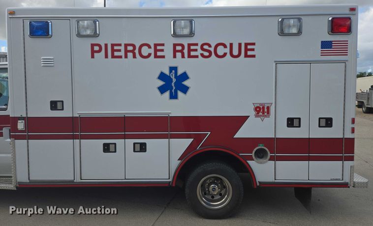 image for item DY1217 2003 Ford E450 ambulance
