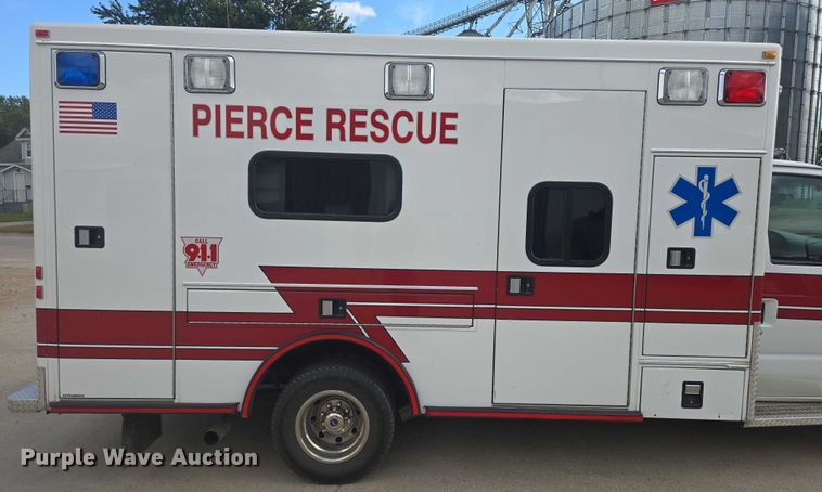 image for item DY1217 2003 Ford E450 ambulance