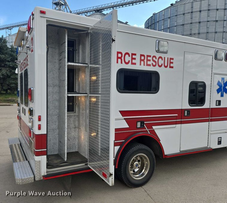 image for item DY1217 2003 Ford E450 ambulance