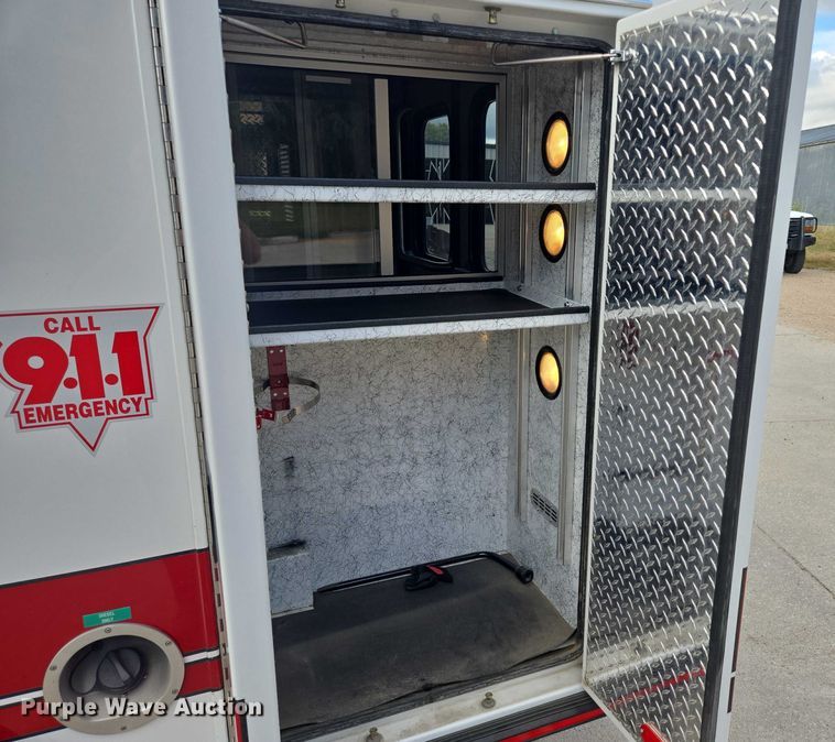 image for item DY1217 2003 Ford E450 ambulance