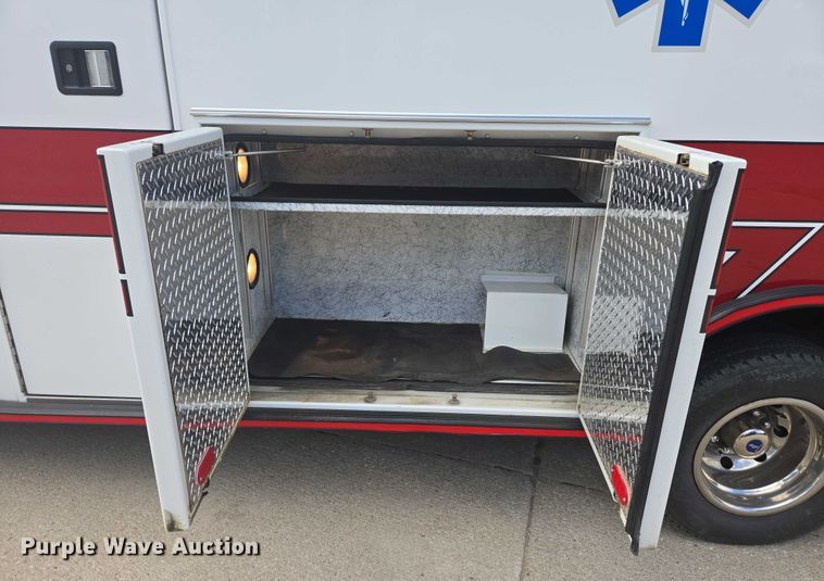 image for item DY1217 2003 Ford E450 ambulance