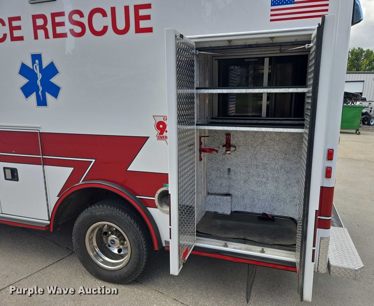 image for item DY1217 2003 Ford E450 ambulance