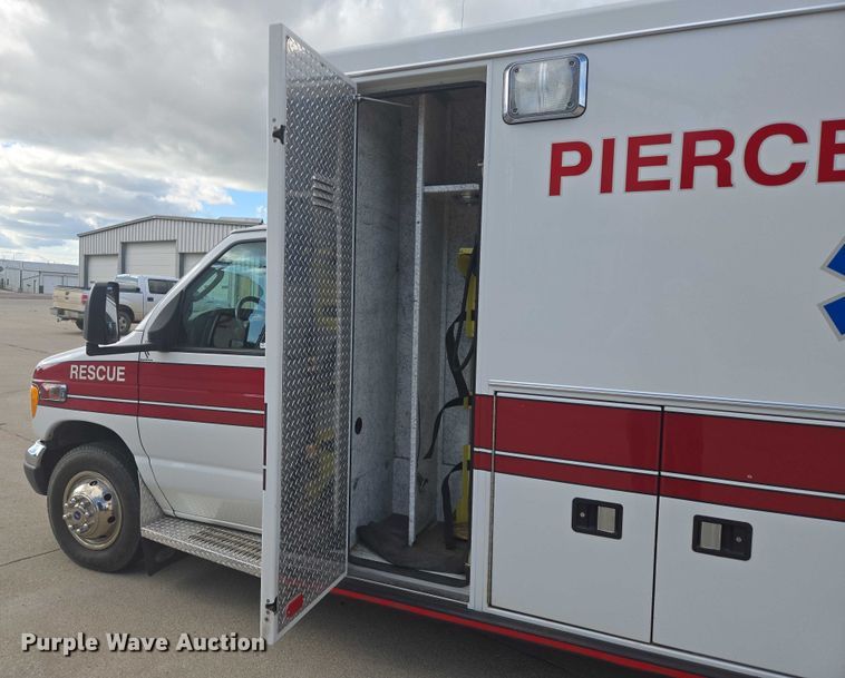 image for item DY1217 2003 Ford E450 ambulance