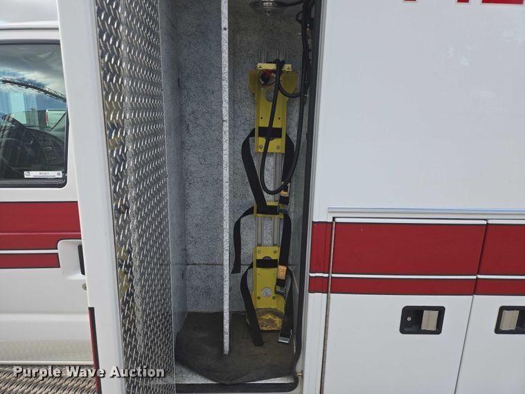 image for item DY1217 2003 Ford E450 ambulance