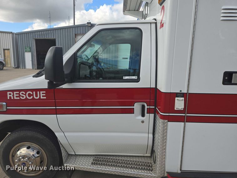 image for item DY1217 2003 Ford E450 ambulance