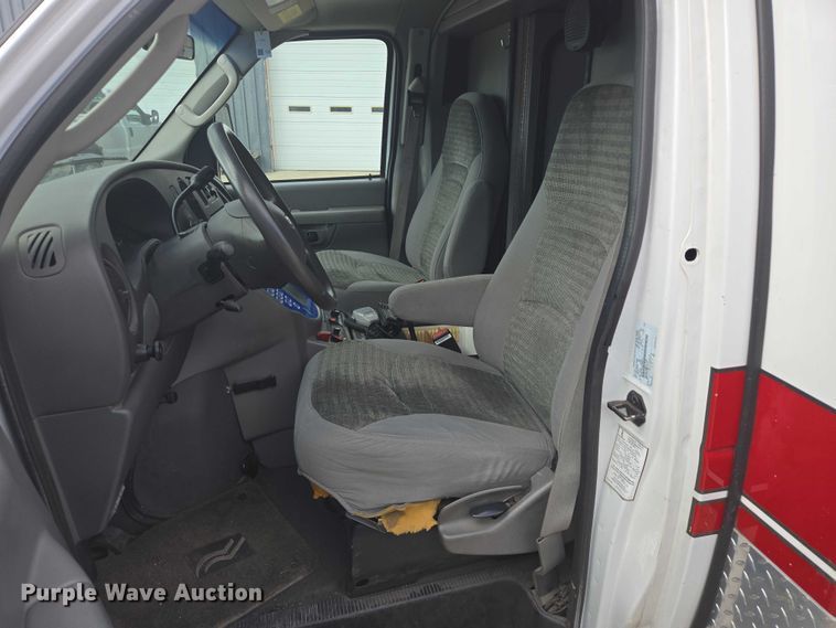 image for item DY1217 2003 Ford E450 ambulance