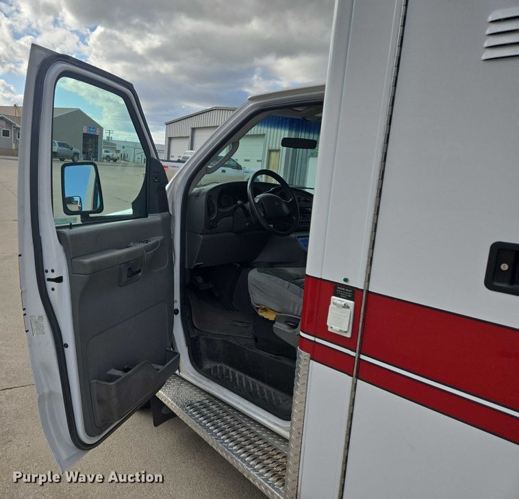 image for item DY1217 2003 Ford E450 ambulance