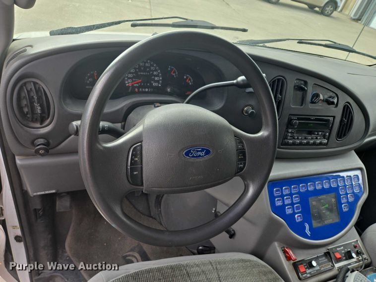 image for item DY1217 2003 Ford E450 ambulance