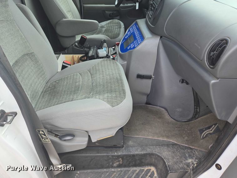 image for item DY1217 2003 Ford E450 ambulance