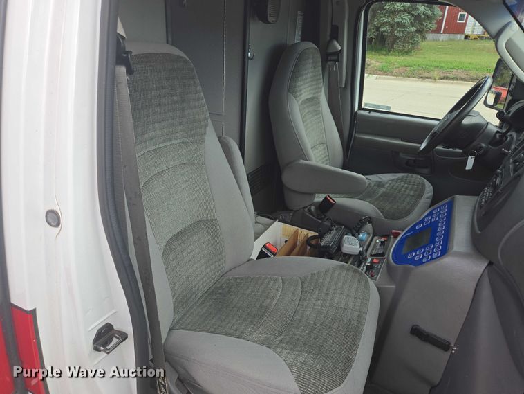 image for item DY1217 2003 Ford E450 ambulance