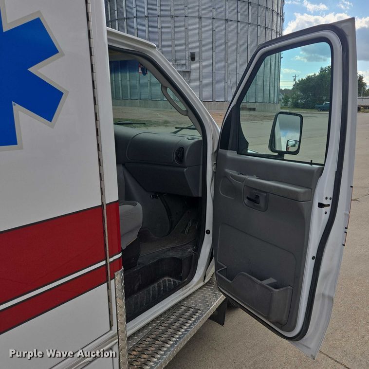 image for item DY1217 2003 Ford E450 ambulance