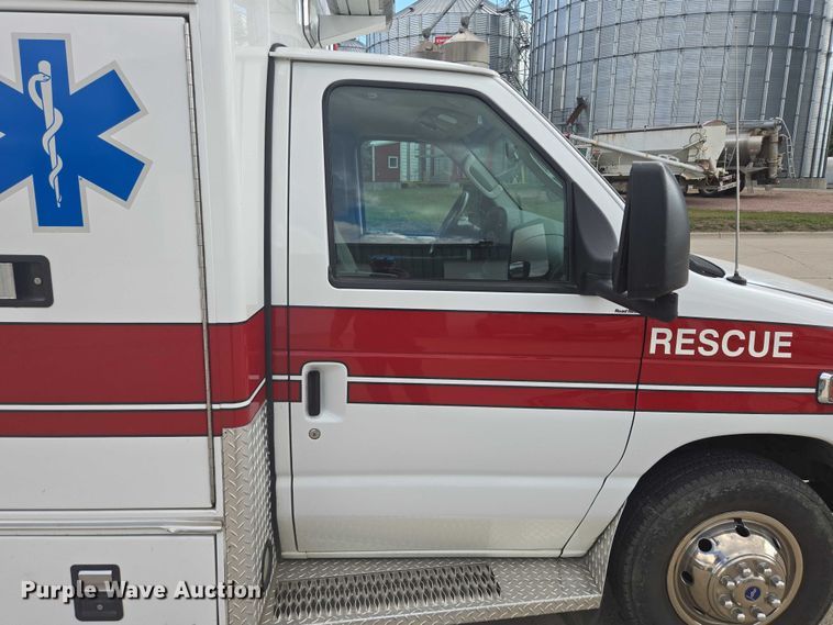 image for item DY1217 2003 Ford E450 ambulance