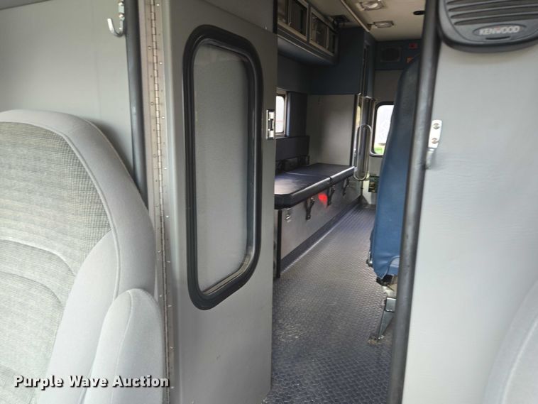 image for item DY1217 2003 Ford E450 ambulance