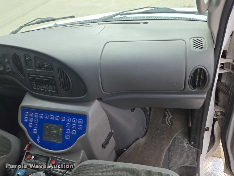 image for item DY1217 2003 Ford E450 ambulance