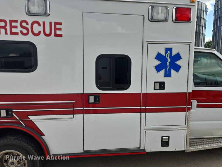 image for item DY1217 2003 Ford E450 ambulance