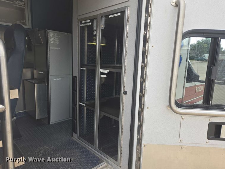 image for item DY1217 2003 Ford E450 ambulance