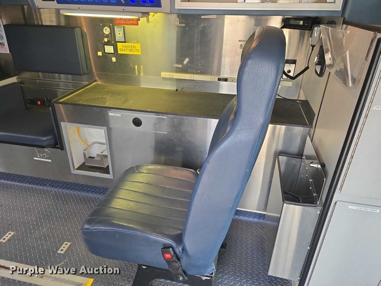 image for item DY1217 2003 Ford E450 ambulance