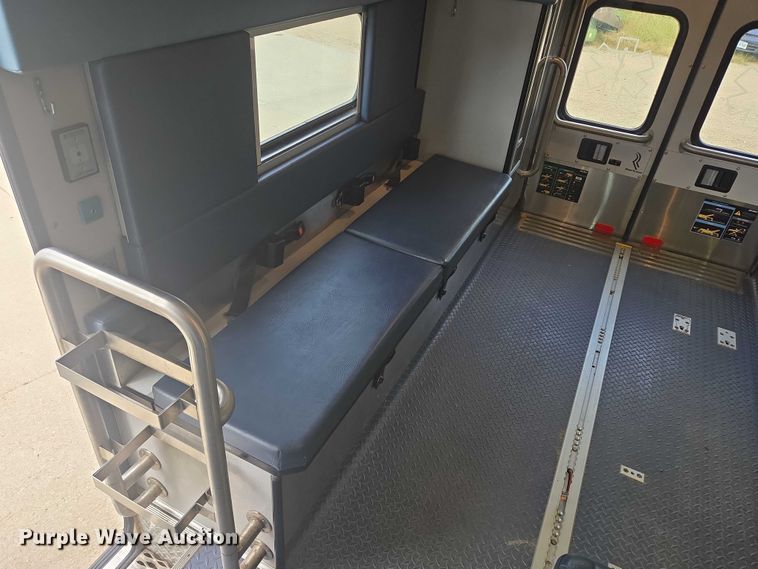 image for item DY1217 2003 Ford E450 ambulance