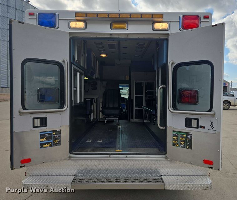 image for item DY1217 2003 Ford E450 ambulance