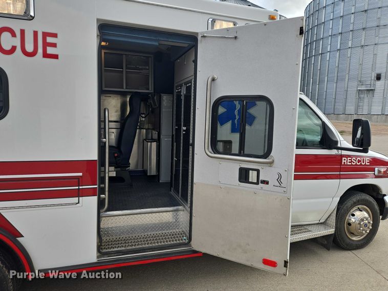 image for item DY1217 2003 Ford E450 ambulance