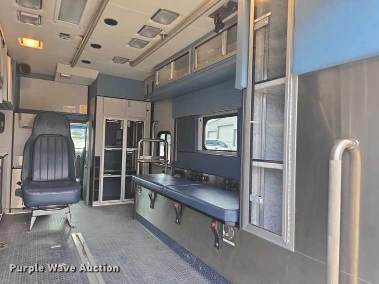 image for item DY1217 2003 Ford E450 ambulance