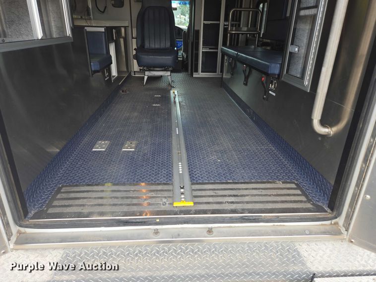 image for item DY1217 2003 Ford E450 ambulance