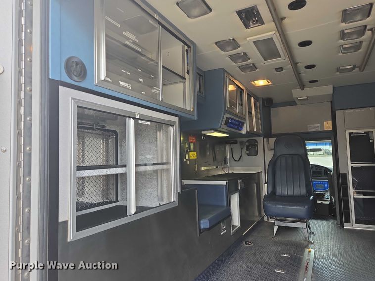 image for item DY1217 2003 Ford E450 ambulance