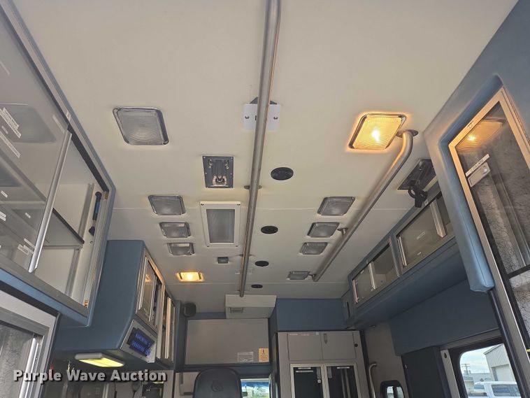 image for item DY1217 2003 Ford E450 ambulance