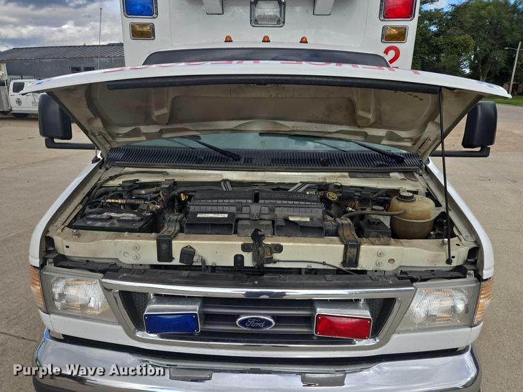 image for item DY1217 2003 Ford E450 ambulance