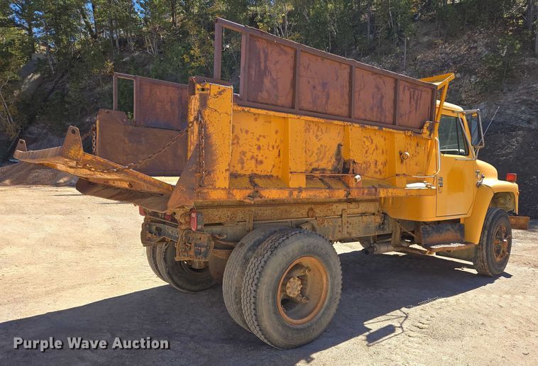 image for item DY1245 1984 International 1724 dump truck