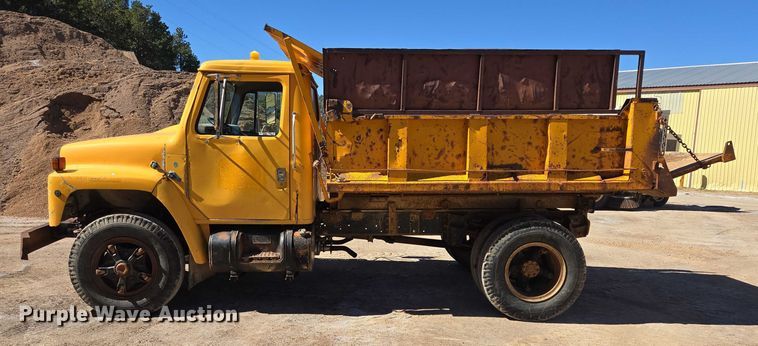 image for item DY1245 1984 International 1724 dump truck