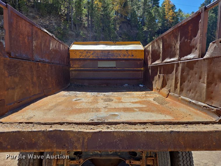 image for item DY1245 1984 International 1724 dump truck