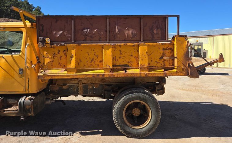 image for item DY1245 1984 International 1724 dump truck