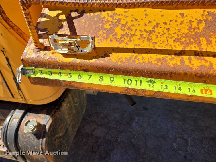 image for item DY1245 1984 International 1724 dump truck