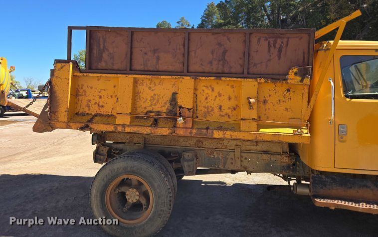 image for item DY1245 1984 International 1724 dump truck