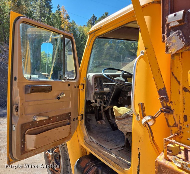 image for item DY1245 1984 International 1724 dump truck