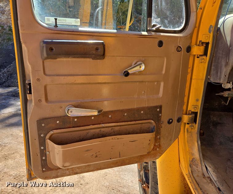 image for item DY1245 1984 International 1724 dump truck