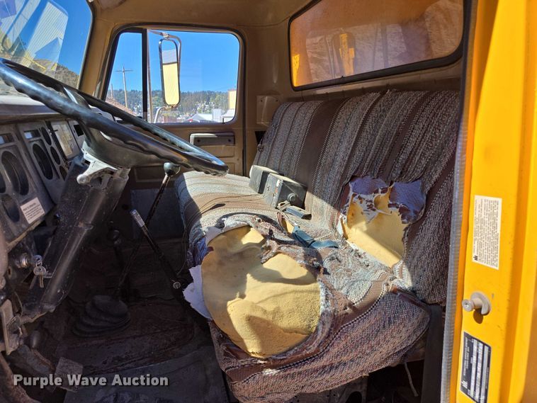 image for item DY1245 1984 International 1724 dump truck