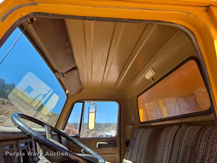 image for item DY1245 1984 International 1724 dump truck