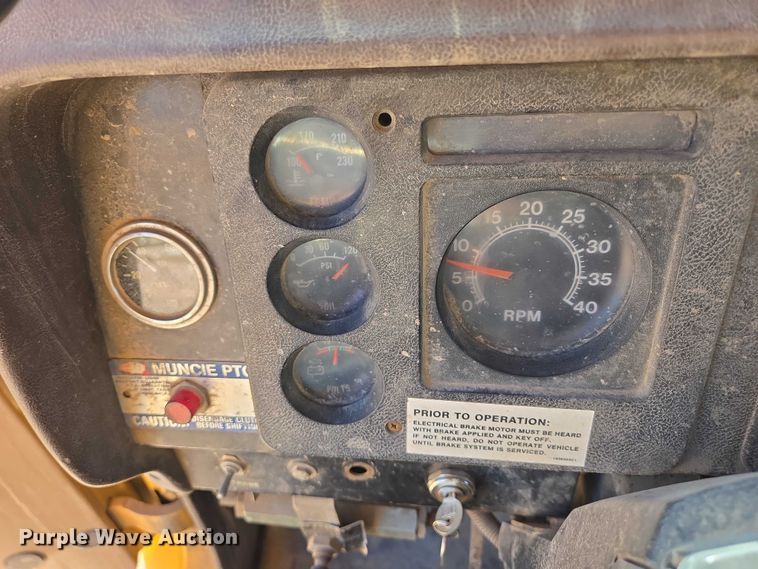 image for item DY1245 1984 International 1724 dump truck