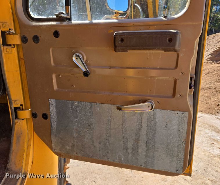 image for item DY1245 1984 International 1724 dump truck