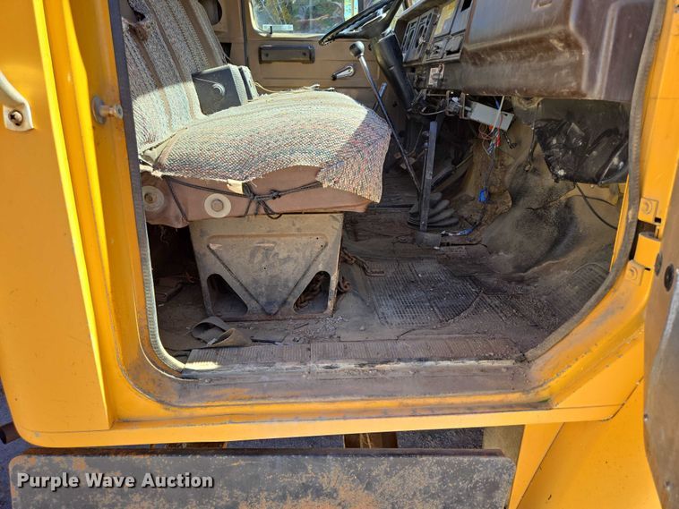image for item DY1245 1984 International 1724 dump truck
