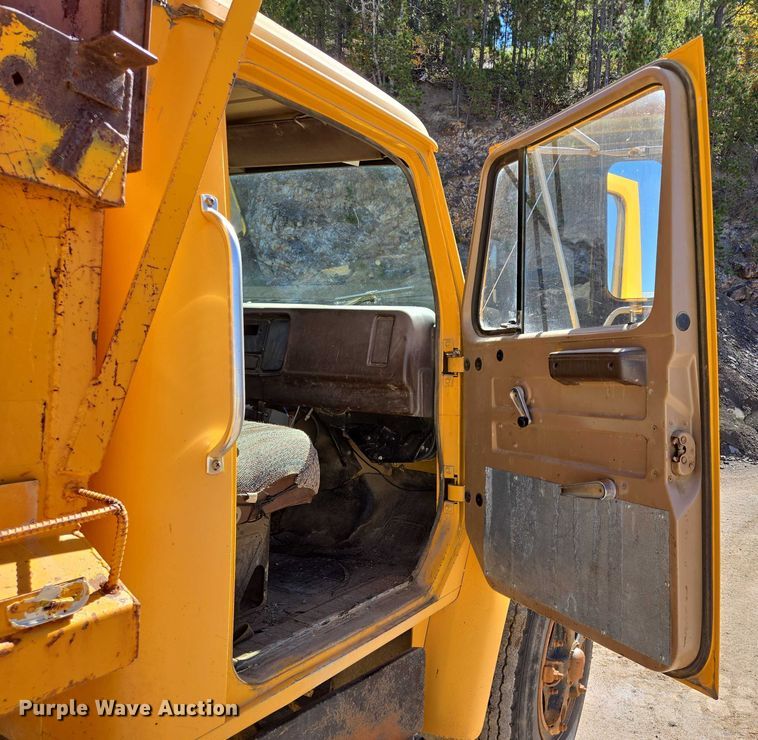 image for item DY1245 1984 International 1724 dump truck