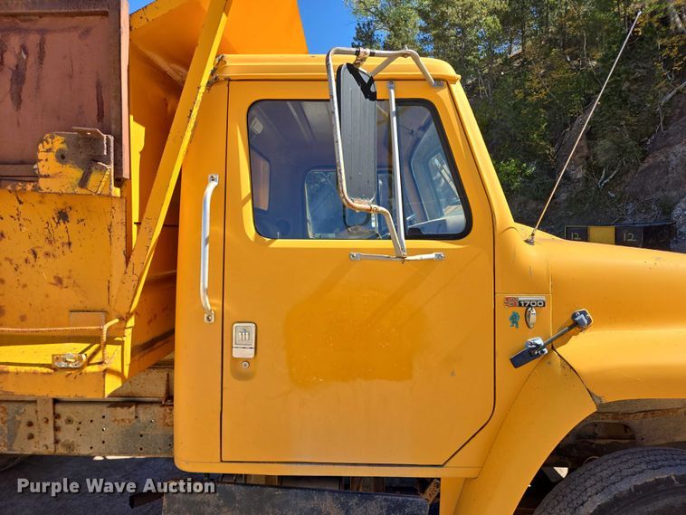 image for item DY1245 1984 International 1724 dump truck