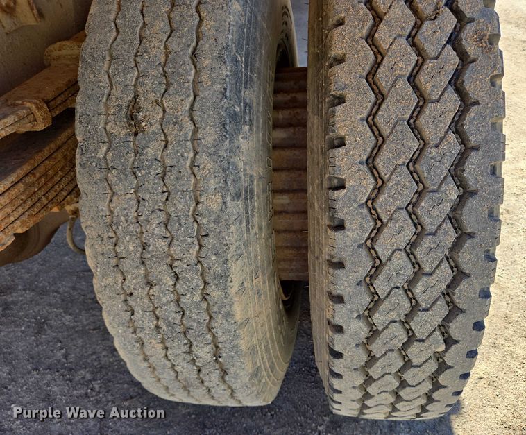 image for item DY1245 1984 International 1724 dump truck