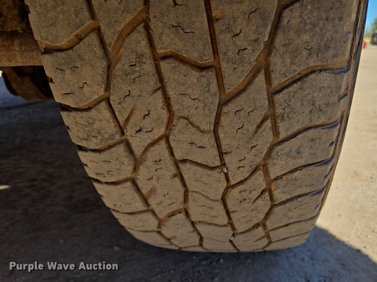 image for item DY1249 2009 Ford F350 Super Duty XL flatbed pickup truck